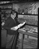 Shopkeeper in Old Chinatown, Los Angeles (Calif.)