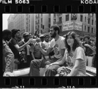Kareem Abdul-Jabbar surrounded by fans in Laker's victory parade, Los Angeles (Calif.)