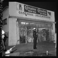Armed police officers guard street in Watts, Los Angeles (Calif.)