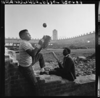Children play among the ruins of Wrigley Field in Los Angeles (Calif.)