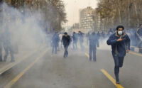 تظاهرکنندگان در دود گاز اشک آور