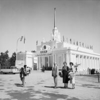 Jibrail and Asma Jabbur in front of the Soviet pavilion