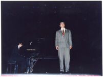 Hombre cantando con pianista