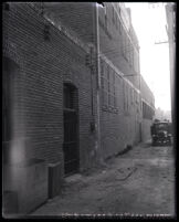 Alley on the side of a Bank of America building, Los Angeles, circa 1930
