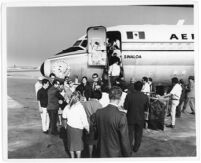 Un grupo abordando un avión
