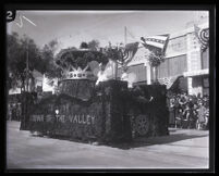 Pasadena Rotary Club's 1874 Crown of the Valley float in the Tournament of Roses Parade, Pasadena, 1924  