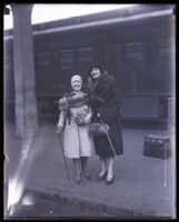 Opera singer Mademoiselle Rosa Raisa meets actress Mary Fabian at the train station, Los Angeles, 1929