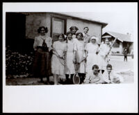 Dr. Alva Curtis Garrott family and others at the "tent house," Glendale, circa 1907