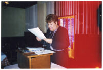 Guadalupe Kirarte Domínguez leyendo un documento
