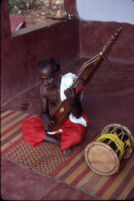 Mannān Velayudhan playing a naṇduni at the home of Chummar Choondal, Chettupuzha (India), 1984