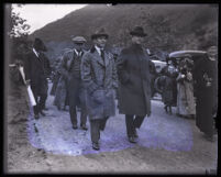 Murder suspect Arthur C. Burch accompanied by two deputy sheriffs Fox and Nolan, Los Angeles, 1921