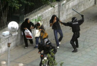 ضرب و شتم تظاهرکنندگان