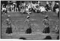 Presentación de danza en las escaleras de la entrada de la Casa de Cultura