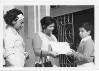 Guadalupe Kirarte Domínguez entregando Diploma al Mérito