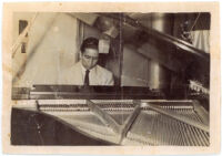Julio Armando Ramírez tocando el piano