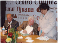 Firmando un convenio institucional