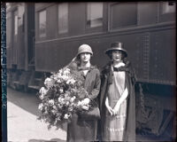 Duchess of Alba with a farewell wreath in front of a train, Pasadena, 1924