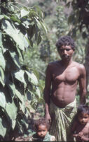 Urali Ādivāsī man and two children, Vandiperiyar (India), 1984