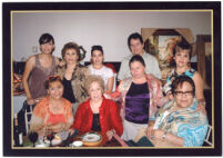 Foto de grupo, Guadalupe Kirarte Domínguez sentada a la derecha