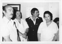 Guadalupe Kirarte Domínguez con un grupo de hombres desconocidos