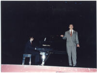 Hombre cantando con pianista
