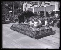 Redlands "Concha del oro" float in the Tournament of Roses Parade, Pasadena, 1924