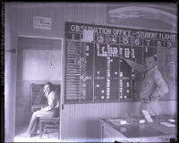 Captain H. C. Gray explaining a dispatch board to a class at the Arcadia Balloon School, Arcadia, 1921