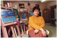 Guadalupe Kirarte Domínguez rodeada de obras arte
