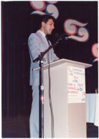 Guillermo Estrada dando un discurso