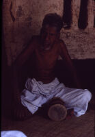 Panan Narayanan Perinceri with an uḍukkai / uḍukku, Avinissery vicinity (India), 1984