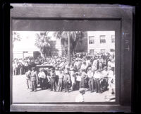 Crowd gathered after Winnie Ruth Judd, murder suspect, surrendered, Los Angeles, 1931