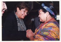 Guadalupe Kirarte Domínguez con Rigoberta Menchú