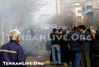 تظاهرکنندگان در دود گاز اشک آور