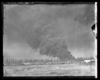 Smoke billowing from fire at Signal Hill oil field, Calif., 1933