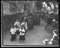 Funeral cortege of Mission Indian Santo Juncio, leaving San Gabriel Mission, Calif., 1921