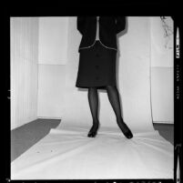 1970 women's skirts and dresses hemlines fashion: bottom of knee