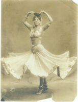 Ruth St. Denis, Radha [1906] [bowl on head, facing camera]