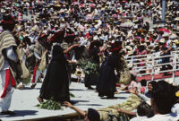 Mixistlán, performers throwing gifts to spectators, 1985