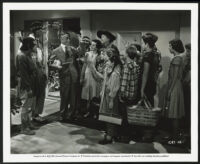Percy Kilbride, Marjorie Main and other cast members and extras from Ma and Pa Kettle On Vacation