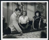 Robert Mitchum, Gloria Grahame, cast member and extras in Macao
