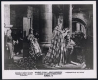 Judith Anderson, Maurice Evans, cast and extras in Macbeth