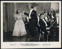 Constance Moore, Morton Gould, and other cast members in Delightfully Dangerous