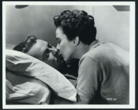 Alan Ladd receives a farewell kiss from Joan Tetzel in Hell Below Zero