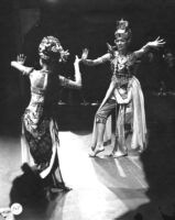 2 female dancers perform in the Ramayana