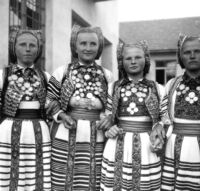 4 female Croatian dancers