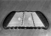 Board zither layed flat on the floor