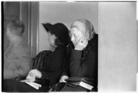 Private detective Pearl Antibus appears in court with her daughter Norma Thelan during her trial against millionaire Thomas W. Warner, Sr., Los Angeles, 1938