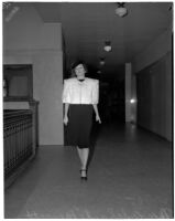 Witness Mrs. Adelaide Merritt enters the murder trial for Dr. George K. Dazey, Los Angeles, 1940