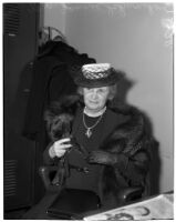 Mrs. Jennie Schwuchow waiting to testify at murder trial of Dr. George K. Dazey, Los Angeles, 1940
