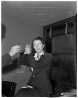 Abbie G. Bowyer fixing her hair while in court for a divorce hearing, Los Angeles, 1945